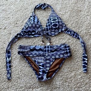 Bleu by Rod Beattie bikini, NWOT, top 10, bottom 8, blue/white batik print